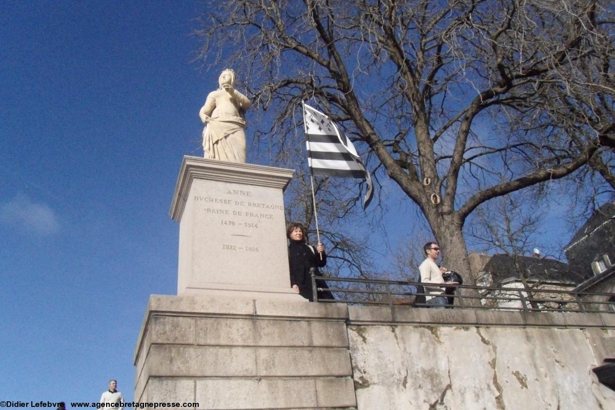 Une militante au <i>Gwenn ha du</i>, de Vannes, est en avance. Une militante au <i>Gwenn ha du</i>, de Vannes, est en avance.