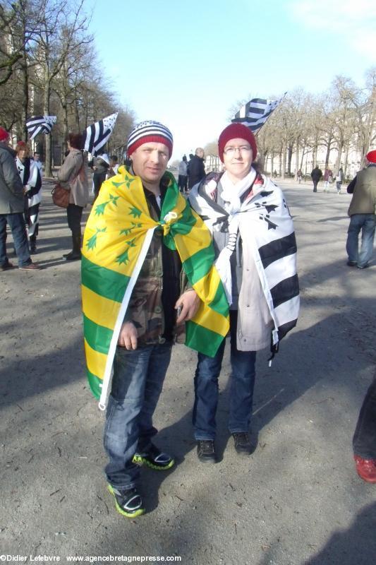 Des supporters des Canaris aussi en Bonnets rouges. Le Bonnet rouge au <i>gwenn ha du</i> du monsieur de Laz (29) est tricoté main. Des supporters des Canaris aussi en Bonnets rouges. Le Bonnet rouge au <i>gwenn ha du</i> du monsieur de Laz (29) est tricoté main.