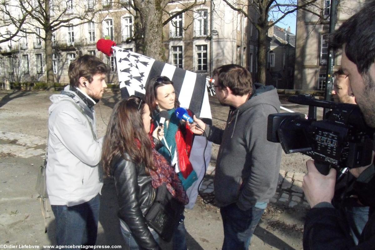 Les journalistes se rapprochent d'Amélie Barrely, porte-parole. Les journalistes se rapprochent d'Amélie Barrely, porte-parole.