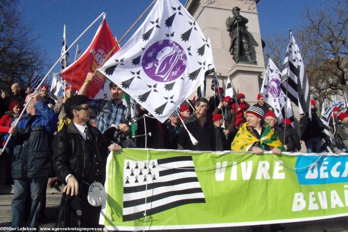 En bas des marches du cours Saint-Pierre. On remarque la bannière Anne de Bretagne. En bas des marches du cours Saint-Pierre. On remarque la bannière Anne de Bretagne.