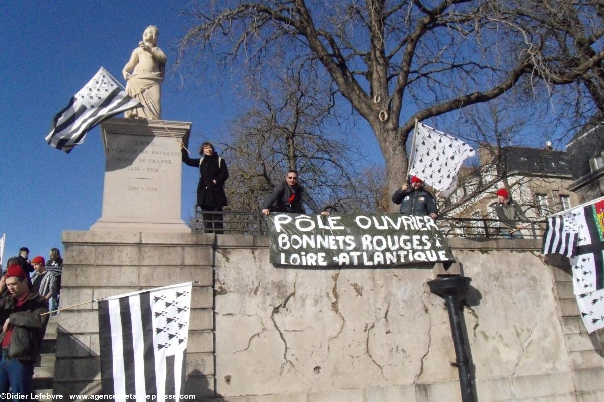 Une banderole du pôle ouvrier des Bonnets rouges et un drapeau breton aux hermines-plain. Une banderole du pôle ouvrier des Bonnets rouges et un drapeau breton aux hermines-plain.