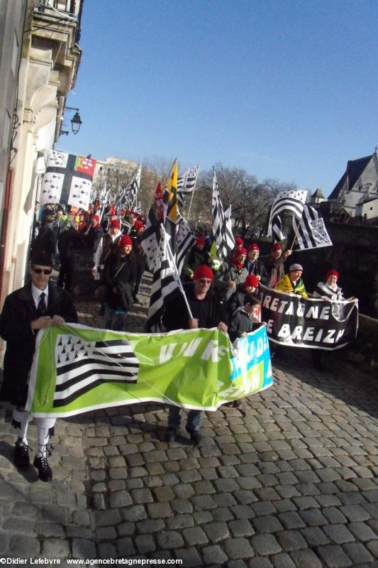 Direction la statue d'Anne, devant le Château des Ducs de Bretagne. Direction la statue d'Anne, devant le Château des Ducs de Bretagne.