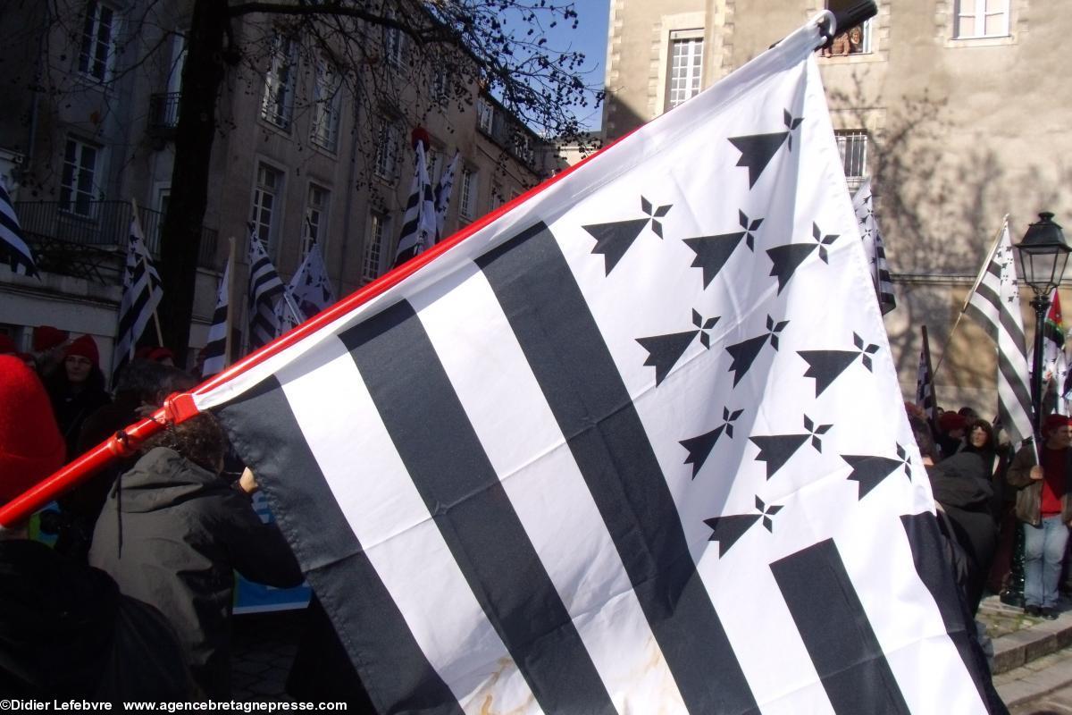 <i>Gwenn ha du</i> et Bonnets rouges devant le Château des Ducs de Bretagne. <i>Gwenn ha du</i> et Bonnets rouges devant le Château des Ducs de Bretagne.