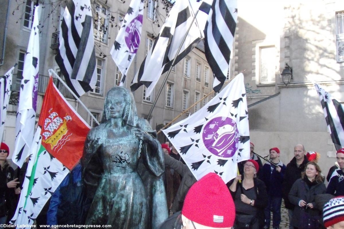 La Duchesse adorée est bien entourée. Même si elle est de nouveau taguée... La Duchesse adorée est bien entourée. Même si elle est de nouveau taguée...