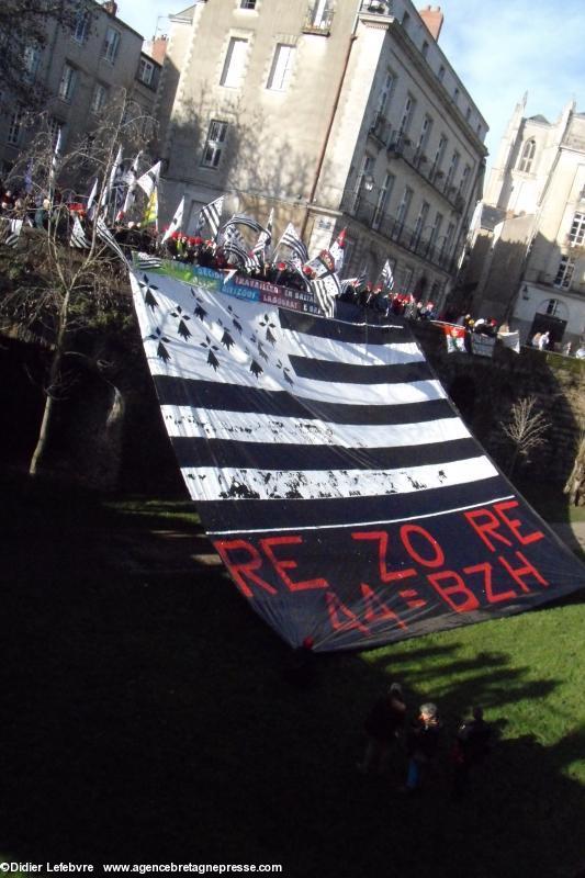 Le Super <i>Gwenn ha du – Re 'zo re</i> dans les douves. Quelle est sa surface ? Le Super <i>Gwenn ha du – Re 'zo re</i> dans les douves. Quelle est sa surface ?