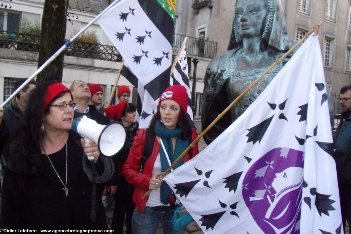 Anne Cadorel chantant le <i>Bro Gozh va zadoù</i> à côté d'Amélie Barrely. Anne Cadorel chantant le <i>Bro Gozh va zadoù</i> à côté d'Amélie Barrely.