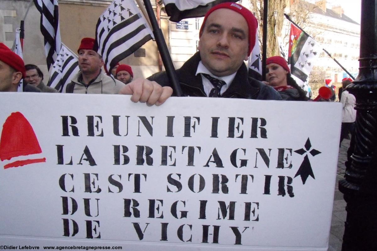 Nantes a été sortie de la Bretagne par Pétain en juin 1941. Panneau artisanal confectionné pour l'occasion. Nantes a été sortie de la Bretagne par Pétain en juin 1941. Panneau artisanal confectionné pour l'occasion.