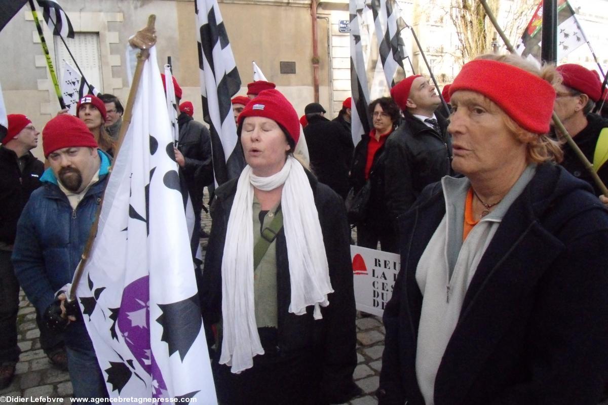 Gwenaëlle Ar Born chantant le <i>Bro Gozh</i> dans la foule. Gwenaëlle Ar Born chantant le <i>Bro Gozh</i> dans la foule.