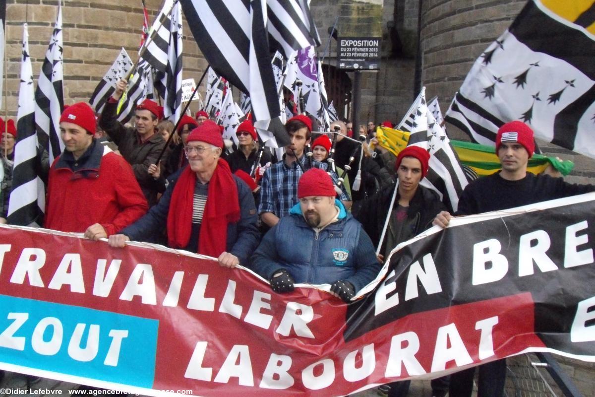 Des <i>Gwenn ha du</i>, une banderole et des Bonnets rouges devant les portes fermées du Château. Des <i>Gwenn ha du</i>, une banderole et des Bonnets rouges devant les portes fermées du Château.
