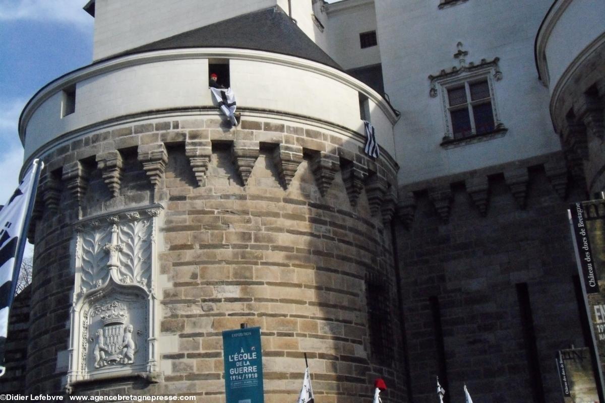 Un <i>Kroaz du</i> et un <i>Gwenn ha du</i> en haut du Château ! Un <i>Kroaz du</i> et un <i>Gwenn ha du</i> en haut du Château !