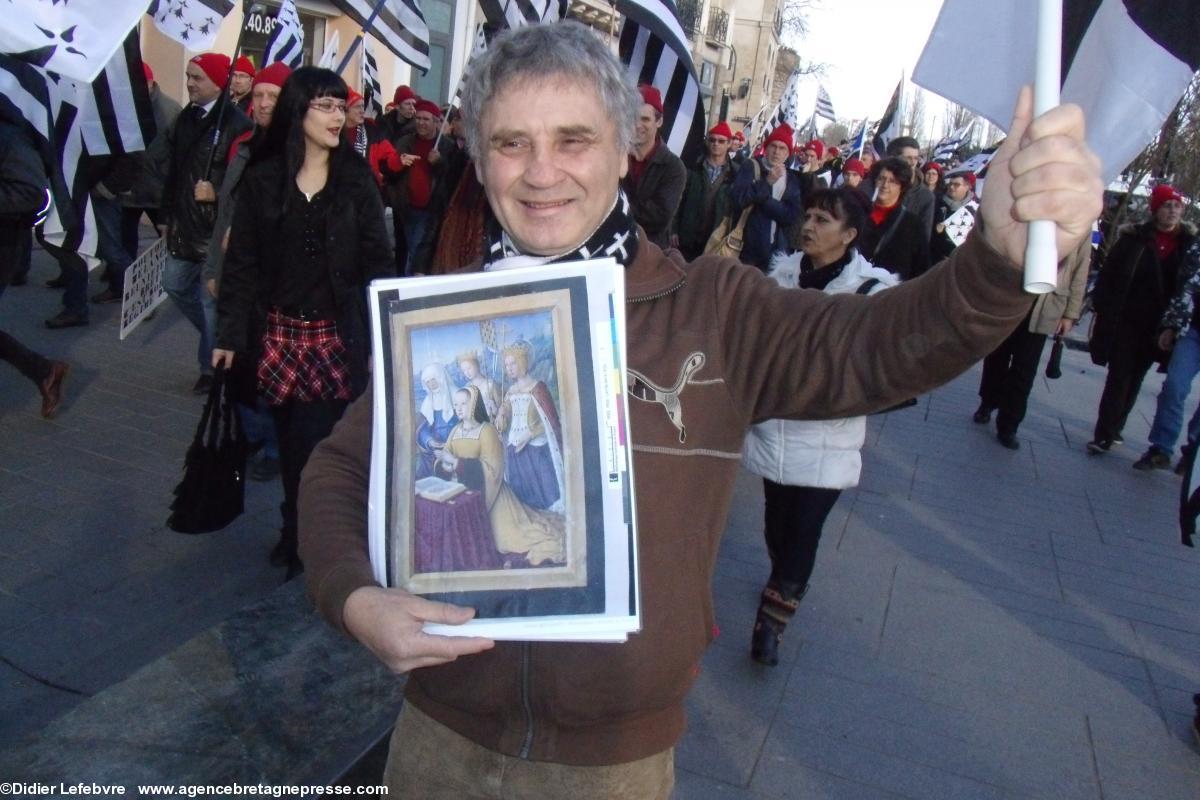 Bonnets rouges, banderole du Comité <i>Vivre, décider et travailler en Bretagne</i> et drapeaux bretons place Royale. Bonnets rouges, banderole du Comité <i>Vivre, décider et travailler en Bretagne</i> et drapeaux bretons place Royale.