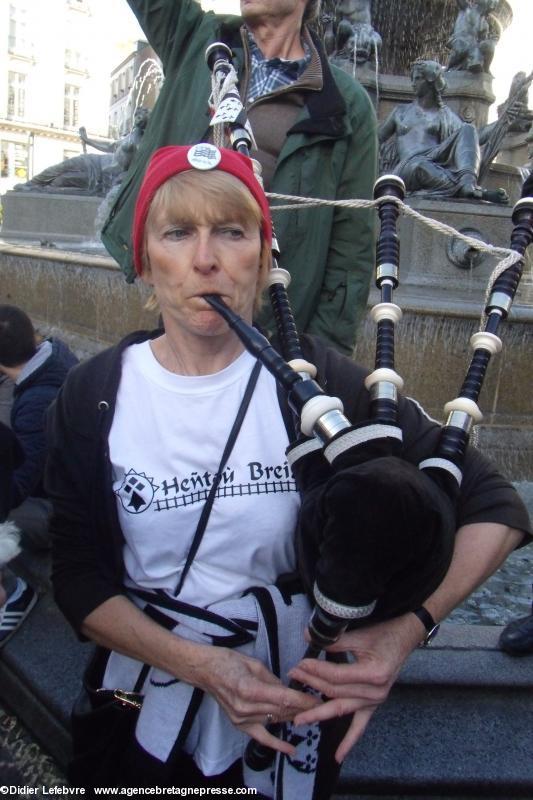 Dona à la cornemuse. Dona à la cornemuse.