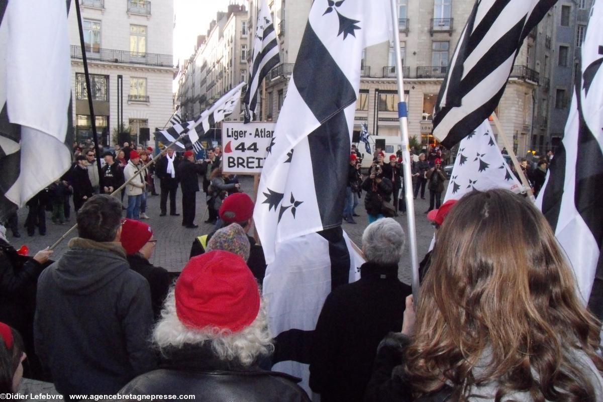 La place Royale en noir et blanc et en rouge. La place Royale en noir et blanc et en rouge.