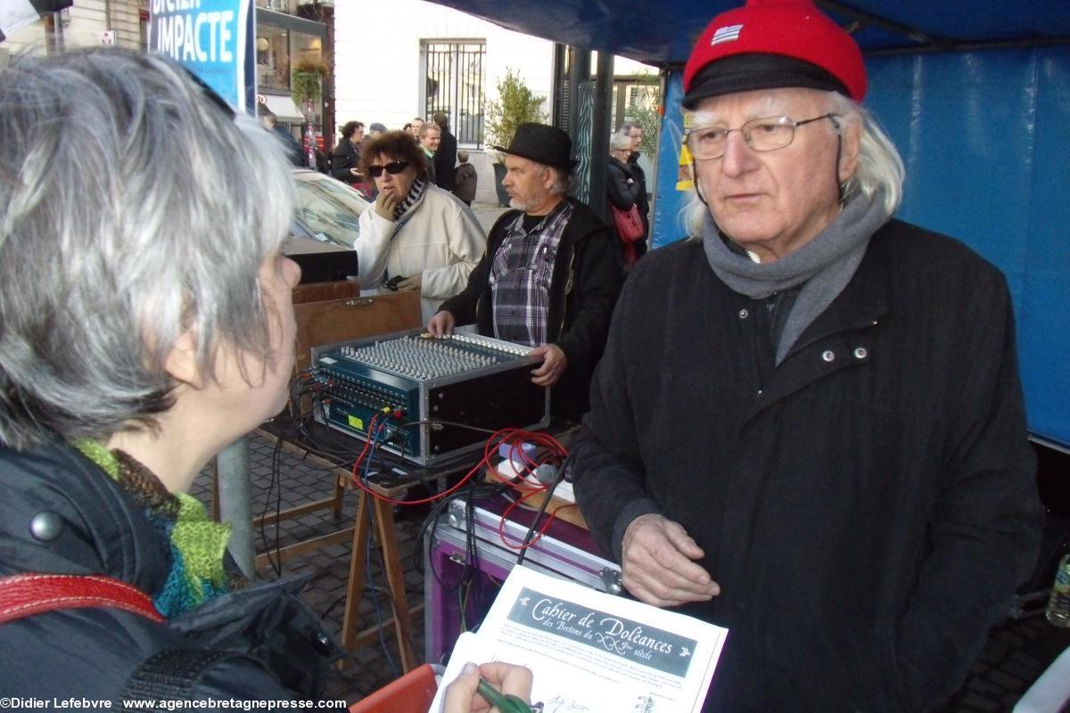 Discussion au moment de remplir le Cahier de doléances. Ici avec Yannick Baron. Discussion au moment de remplir le Cahier de doléances. Ici avec Yannick Baron.