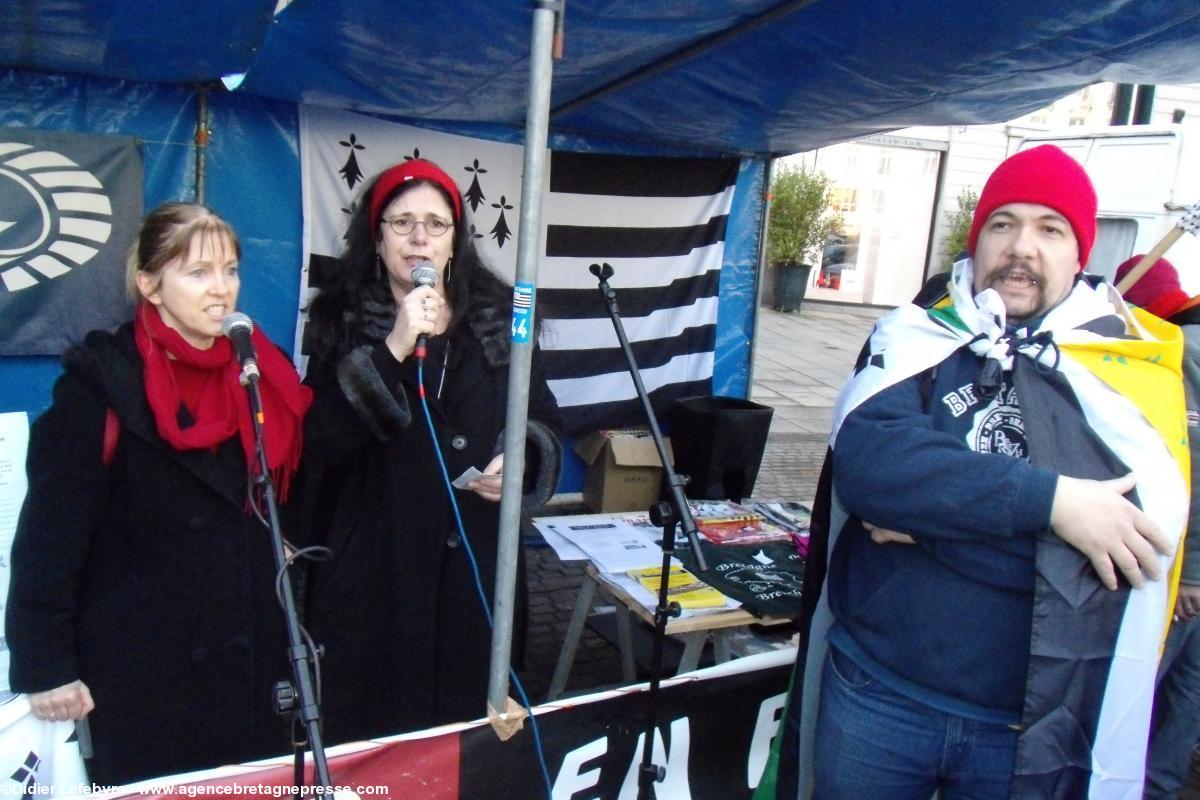 Kristin David et Anne Cadorel chantant le <i>Bro gozh va zadoù</i>. Kristin David et Anne Cadorel chantant le <i>Bro gozh va zadoù</i>.