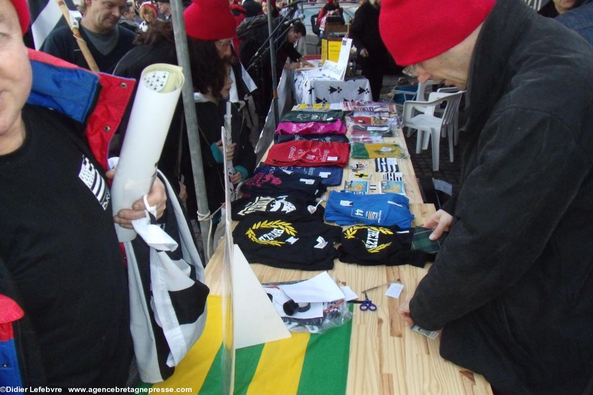 Raphaël en pleine vente de t-shirts. Raphaël en pleine vente de t-shirts.