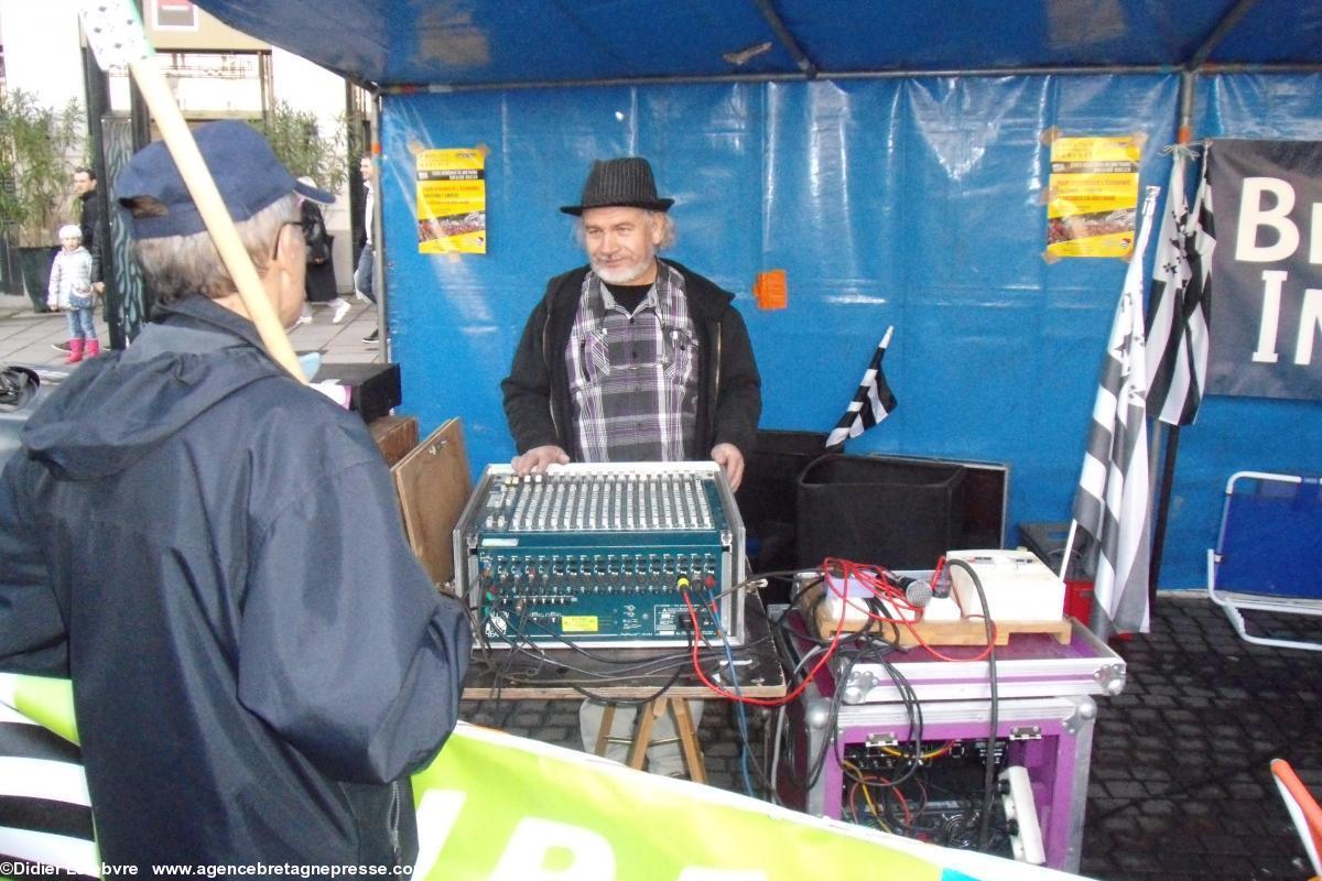 Sous le chapeau et à la technique : Pierre Glotin. Sous le chapeau et à la technique : Pierre Glotin.