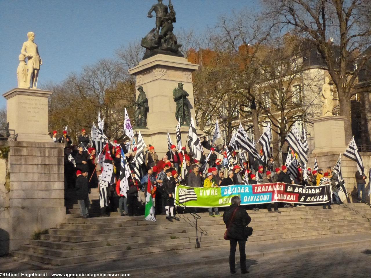 Reportage photos de Gilbert Engelhardt (37-47). En bas du cours Saint-Pierre. À dr. Anne de Bretagne, à g. le duc de Bretagne Arthur III (1396-1457), connétable de France, statues du XIXe siècle par Dominique Molknecht. Au centre le monument aux morts de 1870 : sculptures de Henri Allouard et du Nantais Charles-Auguste Lebourg (voir wikipédia). Reportage photos de Gilbert Engelhardt (37-47). En bas du cours Saint-Pierre. À dr. Anne de Bretagne, à g. le duc de Bretagne Arthur III (1396-1457), connétable de France, statues du XIXe siècle par Dominique Molknecht. Au centre le monument aux morts de 1870 : sculptures de Henri Allouard et du Nantais Charles-Auguste Lebourg (voir wikipédia).