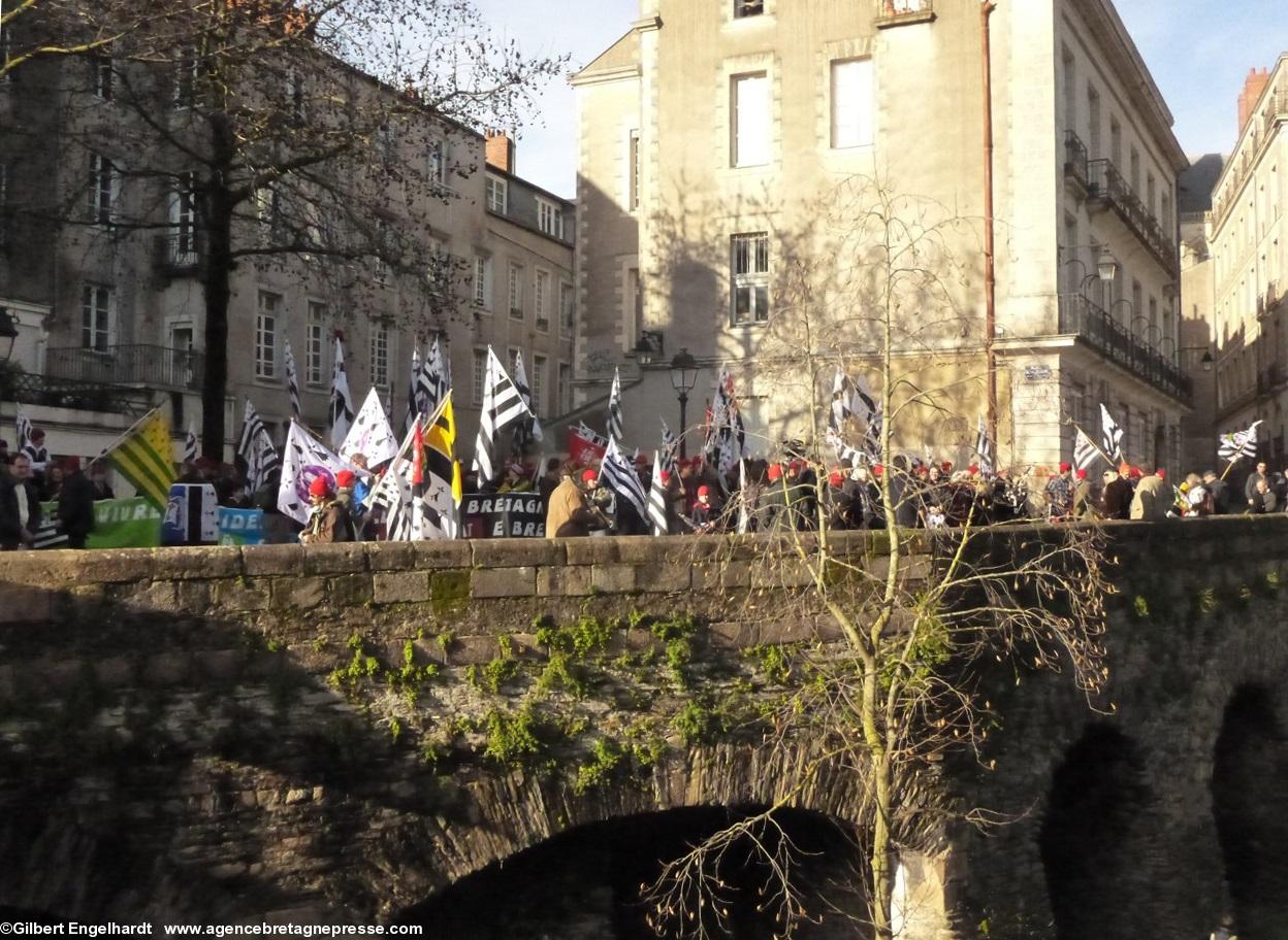 Rassemblement autour de la statue d'Anne de Bretagne devant le château. Rassemblement autour de la statue d'Anne de Bretagne devant le château.