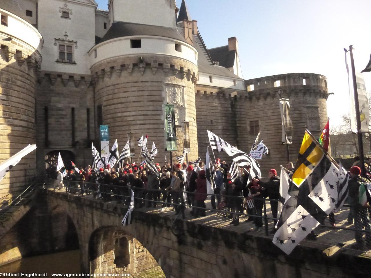 Le château des ducs de Bretagne, comme d'habitude à l'approche de drapeaux bretons, a fermé ses portes. Le château des ducs de Bretagne, comme d'habitude à l'approche de drapeaux bretons, a fermé ses portes.