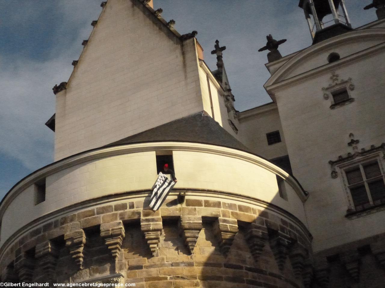 Un Bonnet rouge était entré <i>incognito</i> avant la fermeture des portes et le château a quand même arboré un drapeau breton, tout un symbole. Un Bonnet rouge était entré <i>incognito</i> avant la fermeture des portes et le château a quand même arboré un drapeau breton, tout un symbole.