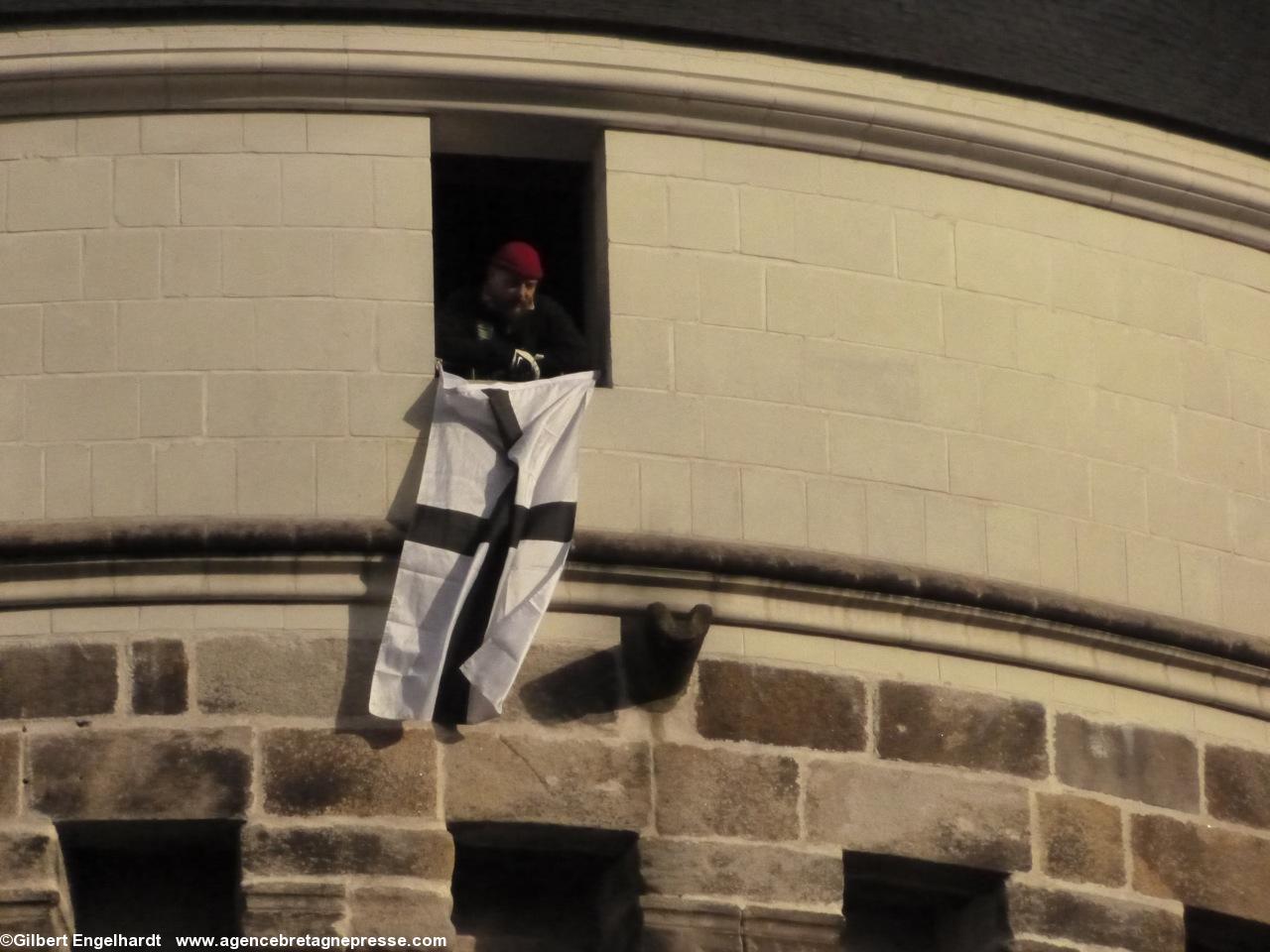 Un Bonnet rouge était entré <i>incognito</i> avant la fermeture des portes et le château a quand même arboré un drapeau breton, le <i>Kroaz du</i>, un autre symbole. Un Bonnet rouge était entré <i>incognito</i> avant la fermeture des portes et le château a quand même arboré un drapeau breton, le <i>Kroaz du</i>, un autre symbole.