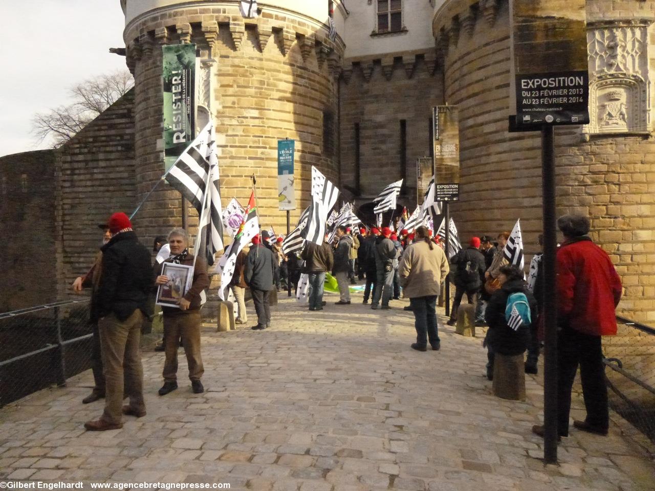 Devant le château, fermé. Devant le château, fermé.