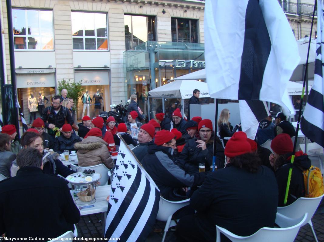 Reportage photos de Maryvonne Cadiou en fin d'après-midi place Royale (48-58). À 17 h la terrasse de la Taverne a fait le plein de Bonnets Rouges. Reportage photos de Maryvonne Cadiou en fin d'après-midi place Royale (48-58). À 17 h la terrasse de la Taverne a fait le plein de Bonnets Rouges.