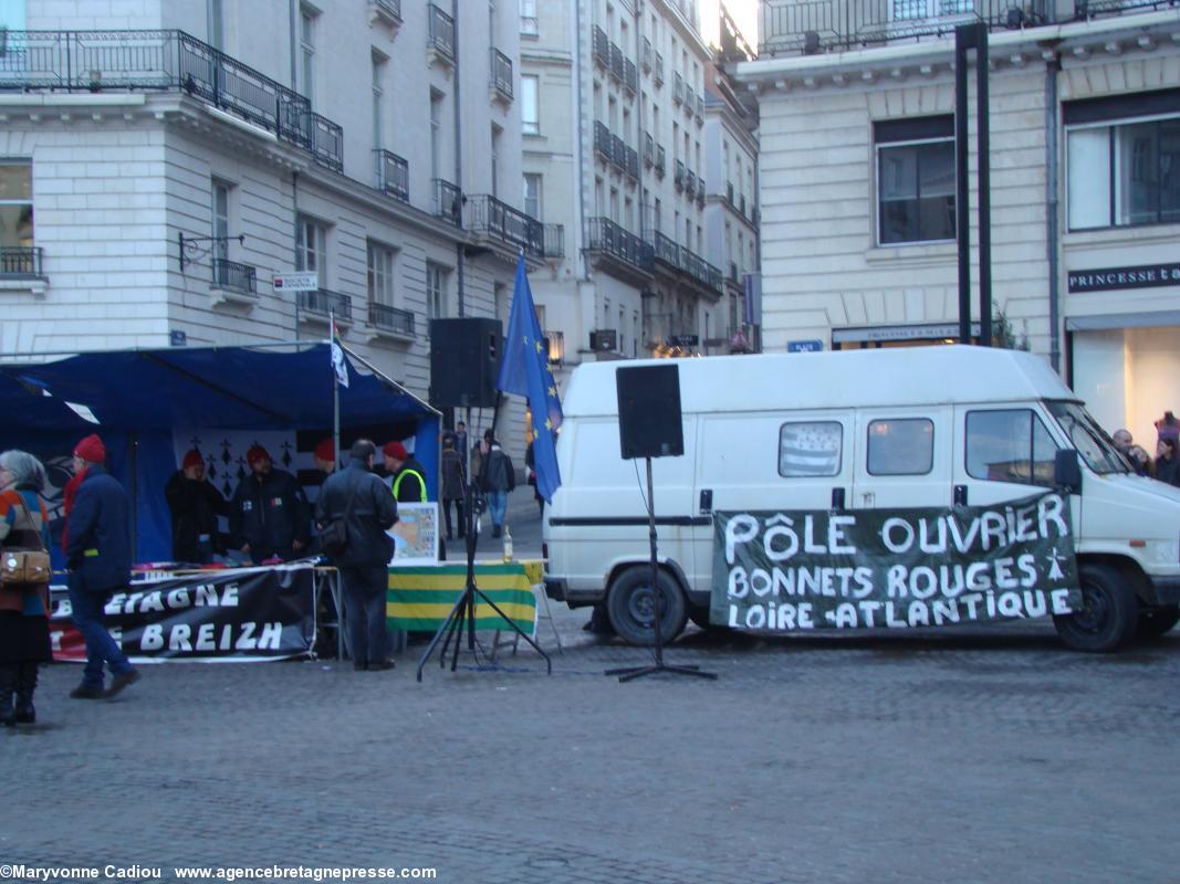 Place Royale les banderoles sont exposées. Place Royale les banderoles sont exposées.
