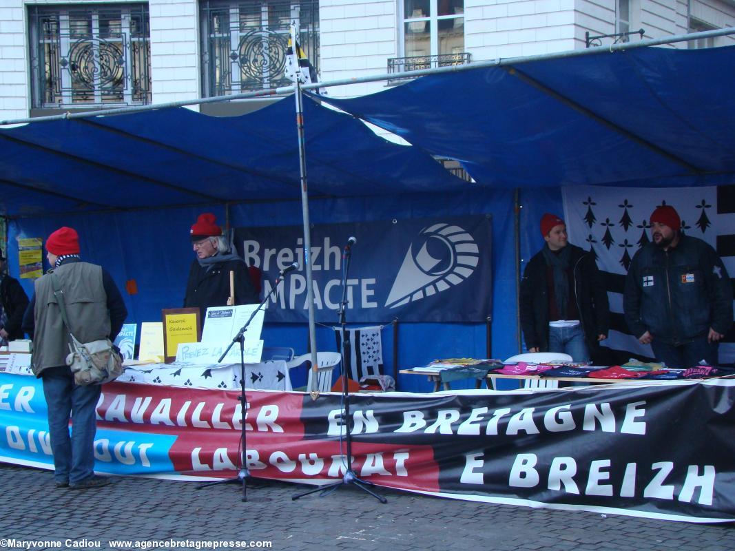 Place Royale la banderole du Comité dit des Bonnets rouges est devant le stand. Place Royale la banderole du Comité dit des Bonnets rouges est devant le stand.