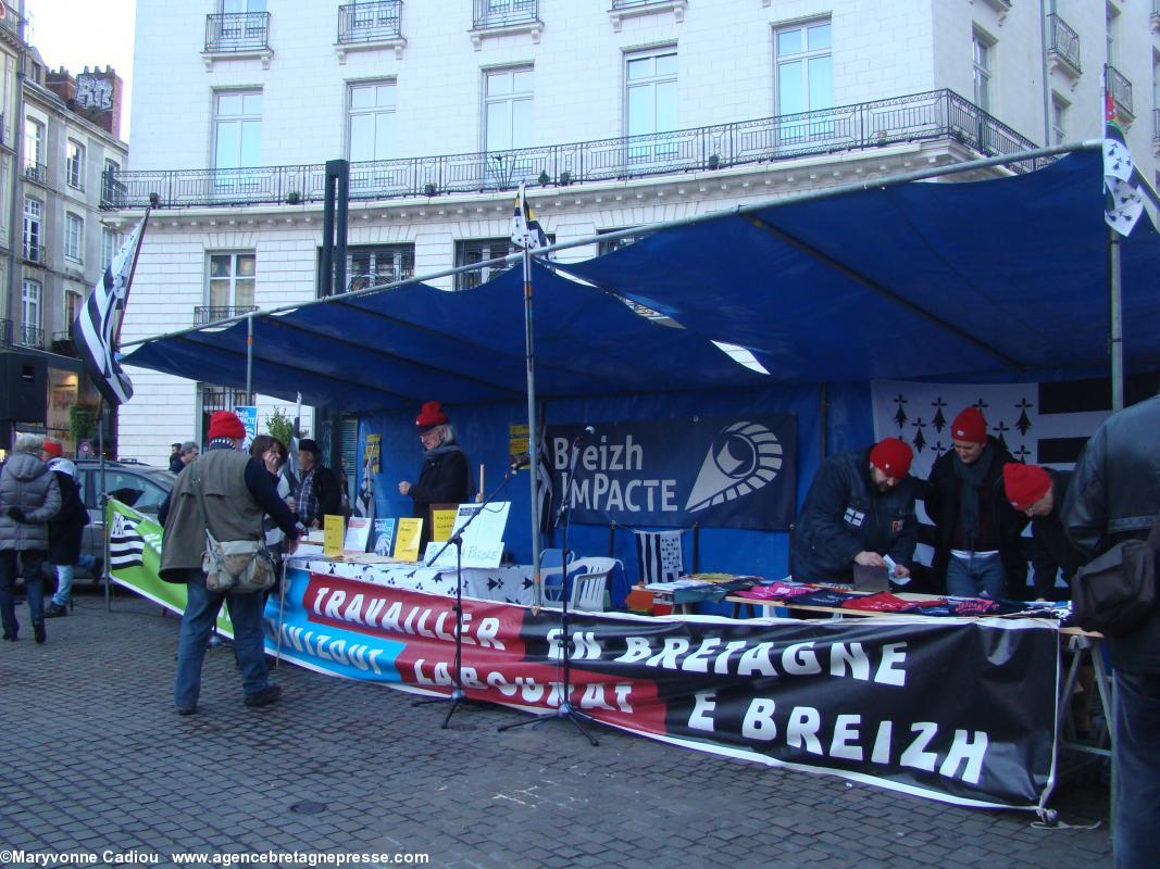 Place Royale la banderole du Comité dit des Bonnets rouges est devant le stand. Place Royale la banderole du Comité dit des Bonnets rouges est devant le stand.