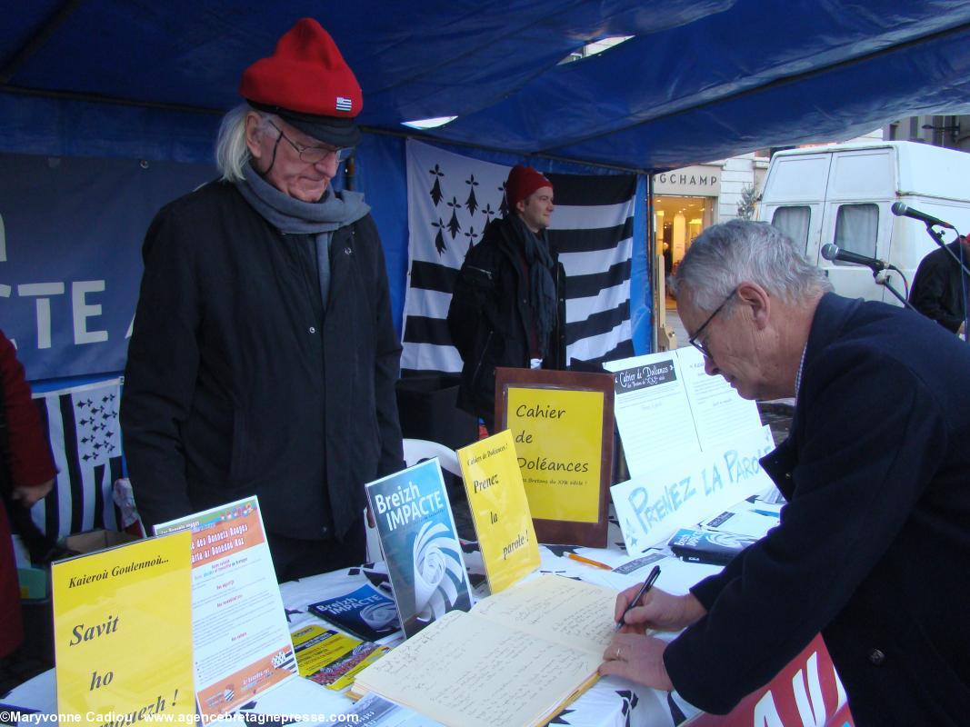 Gilbert Engelhardt signe le livre d'or devant Yannick Baron. Gilbert Engelhardt signe le livre d'or devant Yannick Baron.
