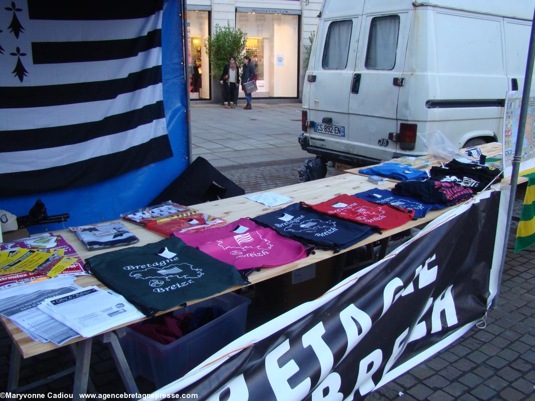 Choix des couleurs pour les t-shirts affichant la carte de la Bretagne entière. Choix des couleurs pour les t-shirts affichant la carte de la Bretagne entière.
