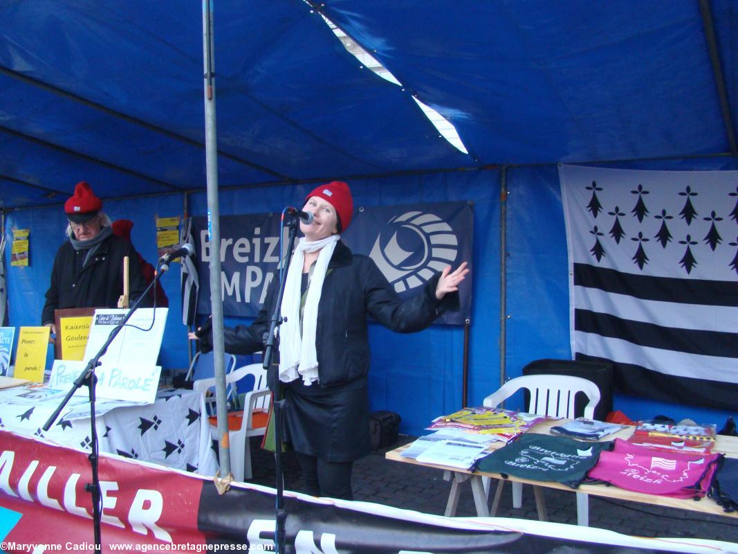 Gwen Ar Born finit de chanter sa composition <i>Energiezh Breizh</i>. Gwen Ar Born finit de chanter sa composition <i>Energiezh Breizh</i>.