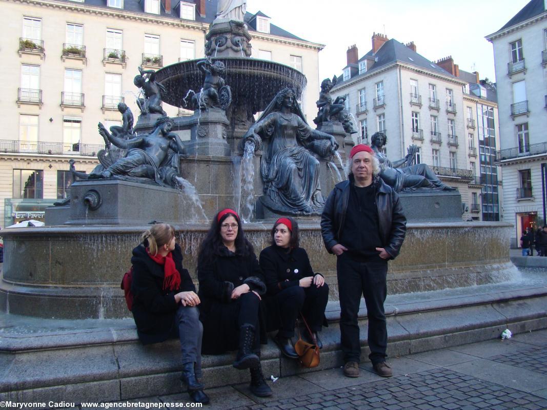 Avant de rentrer en sud Loire Anne Cadorel et Kristin David font une pause avec des amis au bord de la fontaine. Avant de rentrer en sud Loire Anne Cadorel et Kristin David font une pause avec des amis au bord de la fontaine.