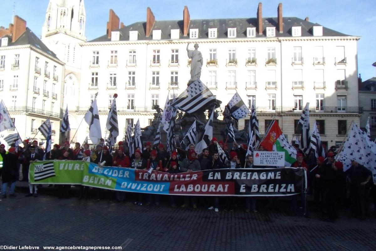 Bonnets rouges, banderole du Comité <i>Vivre, décider et travailler en Bretagne</i> et drapeaux bretons place Royale. Bonnets rouges, banderole du Comité <i>Vivre, décider et travailler en Bretagne</i> et drapeaux bretons place Royale.