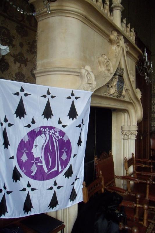 la bannière Anne de Bretagne, réalisée par Mikael Bodlore-Penlaez de l’association vexillologique <i>Bannieloù Breizh</i>