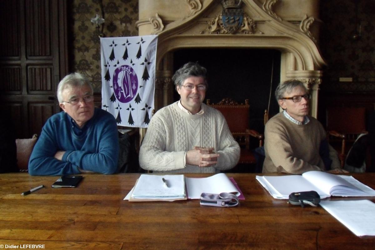 Emile Granville, adjoint au maire, accueille le Comité Anne de Bretagne