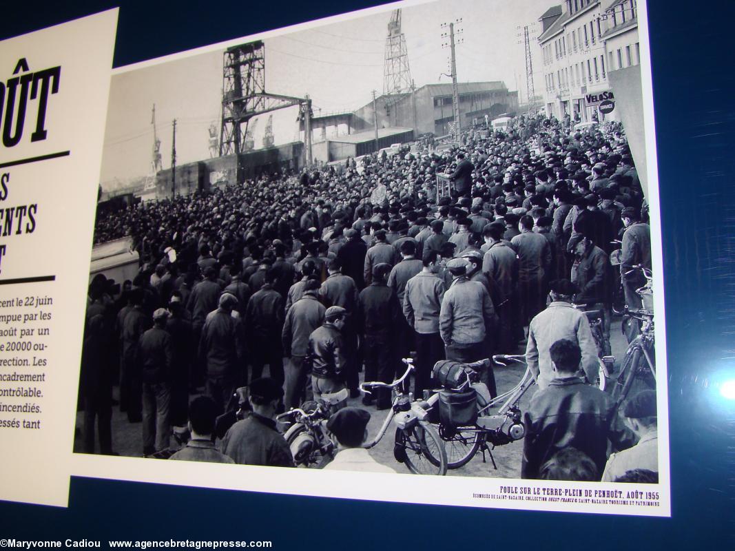 Foule sur le terre-plein de Penhoët Saint-Nazaire en août 1955. Histoire du syndicalisme ouvrier en Basse-Loire. Exposition à l'Hôtel du Département. Foule sur le terre-plein de Penhoët Saint-Nazaire en août 1955. Histoire du syndicalisme ouvrier en Basse-Loire. Exposition à l'Hôtel du Département.