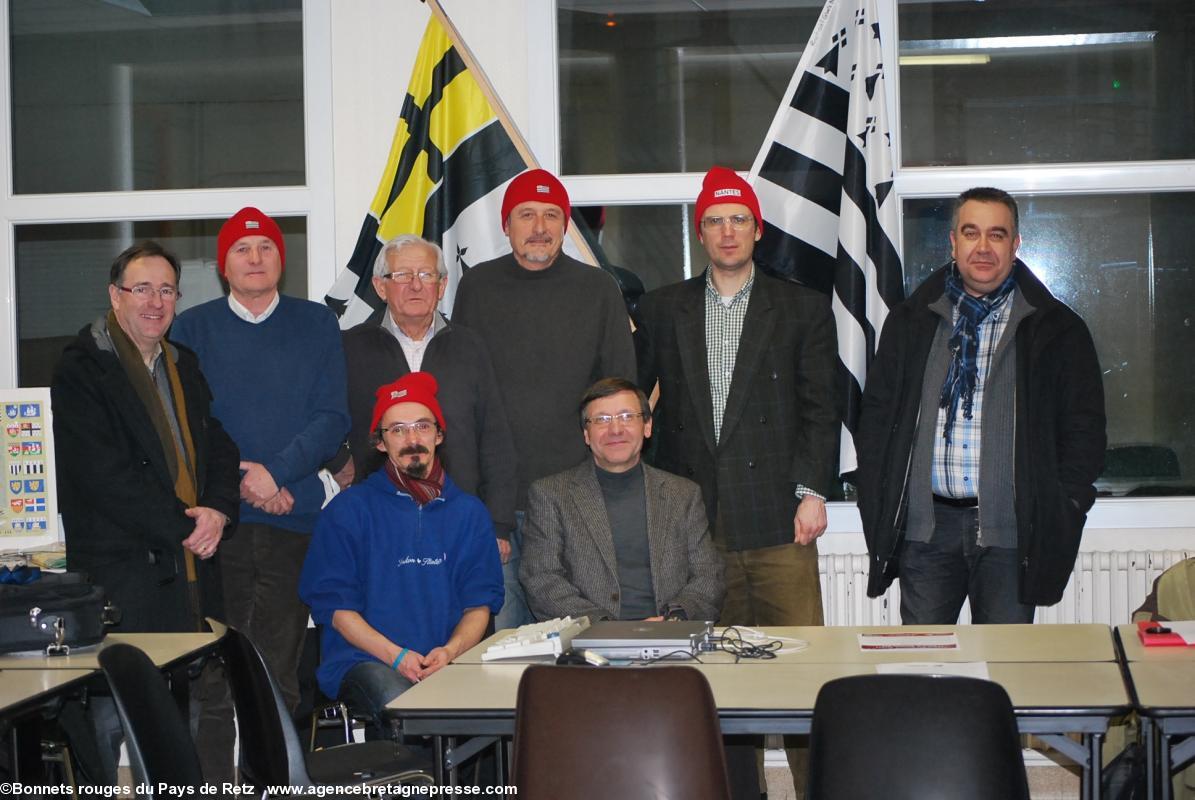 Les membres du comité Bonnets rouges du Pays de Retz à Sainte-Pazanne le 29 janvier 2014.