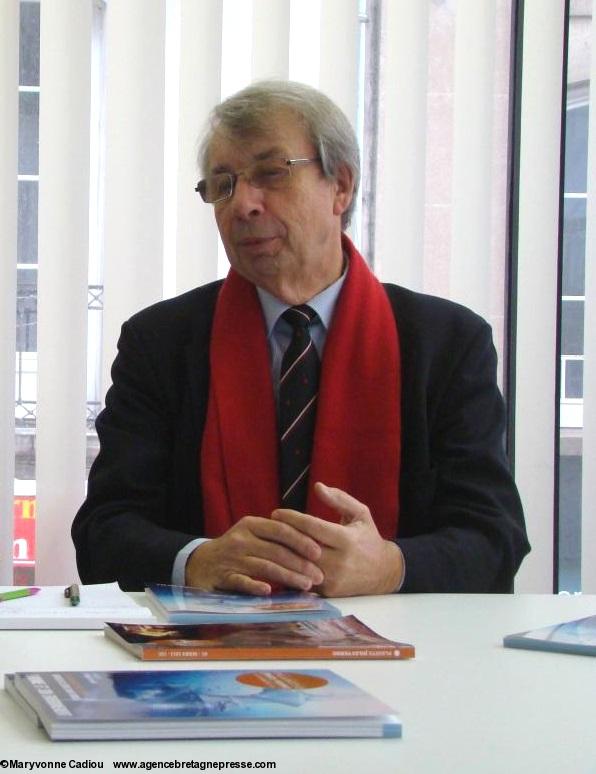 Jean-Yves Paumier présente la revue <i>Planète Jules Verne</i> le 12 décembre 2013 à Nantes [ABP32401].