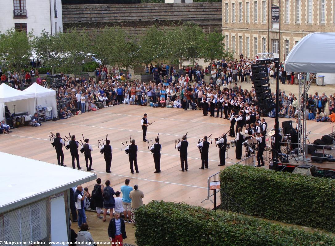 Cour du château des ducs de Bretagne. Plancher installé pour la Nuit bretonne du 27 juillet 2013.