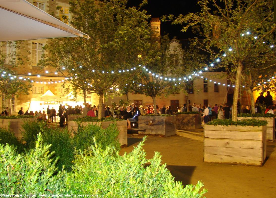 Nuit bretonne aux lampions dans la cour du château des ducs de Bretagne (ph. 27 juillet 2013).