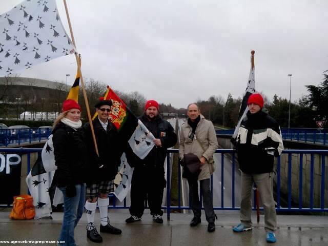 Pour mémoire des Bonnets rouges de Nantes sur un pont du périphérique nantais près du stade de la Beaujoire le 5 janvier 2014.