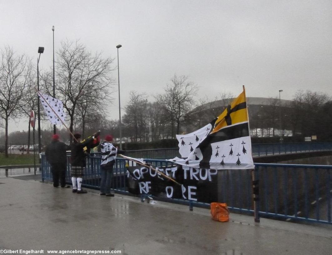 Pour mémoire des Bonnets rouges de Nantes sur un pont du périphérique nantais près du stade de la Beaujoire le 5 janvier 2014.