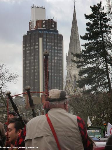 16h02. Désormais, pas de manifestation digne de ce nom, et à tonalité bretonne, sans cornemuse. Merci à ce "sonneur", en action sur une plateforme roulante. A l'arrière-plan, Tour Bretagne et clocher de l'église Saint-Nicolas, dans le centre-ville de Nantes. Manifestation anti-aéroport à Nantes le 22 février 2014. 16h02. Désormais, pas de manifestation digne de ce nom, et à tonalité bretonne, sans cornemuse. Merci à ce "sonneur", en action sur une plateforme roulante. A l'arrière-plan, Tour Bretagne et clocher de l'église Saint-Nicolas, dans le centre-ville de Nantes. Manifestation anti-aéroport à Nantes le 22 février 2014.