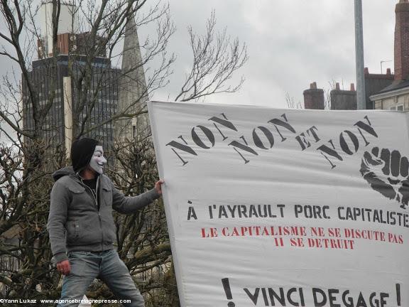 16h03. Au fond, la tour Bretagne. Manifestation anti-aéroport à Nantes le 22 février 2014. 16h03. Au fond, la tour Bretagne. Manifestation anti-aéroport à Nantes le 22 février 2014.
