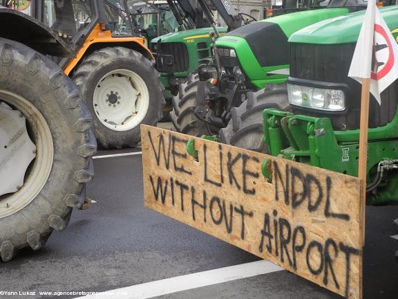 16h06. En anglais aussi ("we like NDDL without airport"), pour mieux se faire entendre au loin. Manifestation anti-aéroport à Nantes le 22 février 2014. 16h06. En anglais aussi ("we like NDDL without airport"), pour mieux se faire entendre au loin. Manifestation anti-aéroport à Nantes le 22 février 2014.