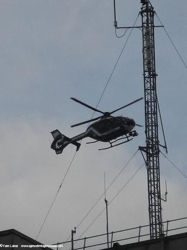16h17. Quartier de l'Hôtel Dieu. Hélicoptère en vol stationnaire, à très basse altitude, avec ce qui semble être une caméra embarquée. Manifestation anti-aéroport à Nantes le 22 février 2014. 16h17. Quartier de l'Hôtel Dieu. Hélicoptère en vol stationnaire, à très basse altitude, avec ce qui semble être une caméra embarquée. Manifestation anti-aéroport à Nantes le 22 février 2014.