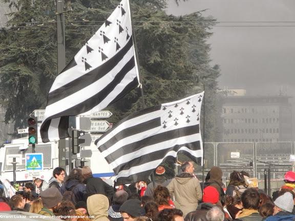 16h34. Regardez bien la signalétique routière : ces Gwenn-ha-Du magnifiquement déployés sont à Nantes ! Au fond le CHU. Manifestation anti-aéroport à Nantes le 22 février 2014. 16h34. Regardez bien la signalétique routière : ces Gwenn-ha-Du magnifiquement déployés sont à Nantes ! Au fond le CHU. Manifestation anti-aéroport à Nantes le 22 février 2014.